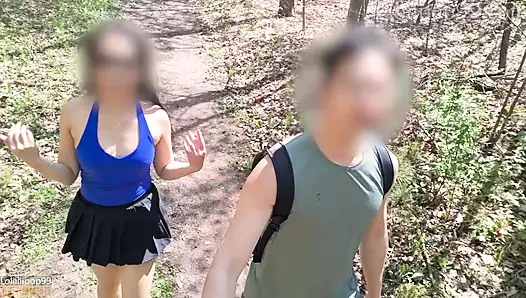 Почти кримпай азиатской тугой киски во время похода на улице
