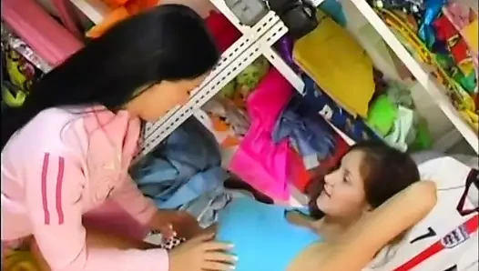 Dua gadis remaja lesbian dengan toket besar yang aduhai lagi asik jilat dan masturbasi memek mereka pakai dildo
