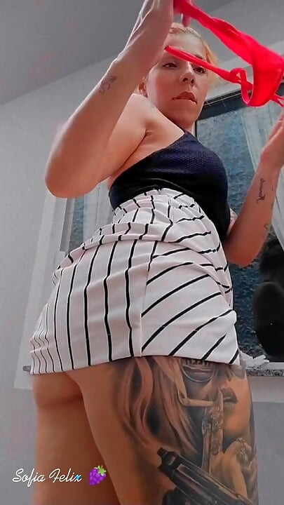 ג'ינג'ית מנקה את החלון ומציגה - סופיה פליקס