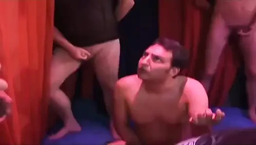 Olgun esmer vahşi grup yumruk sokma çılgınlığında genişliyor