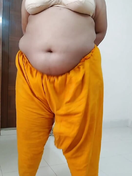 Suegro se folló a la nuera india Rani cuando estaba haciendo ejercicios