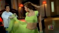 Ayesha Takia ombelico in sari verde