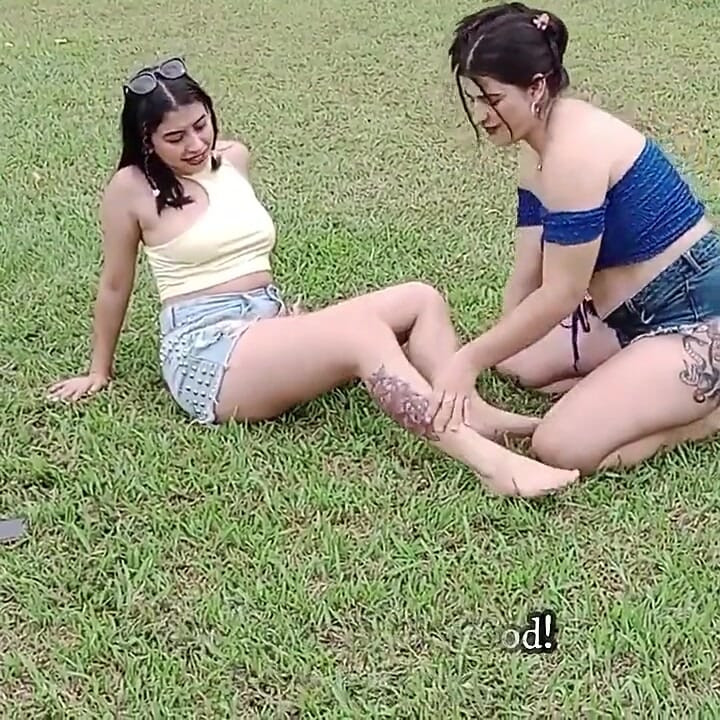 Sesso lesbico amatoriale sul campo di calcio