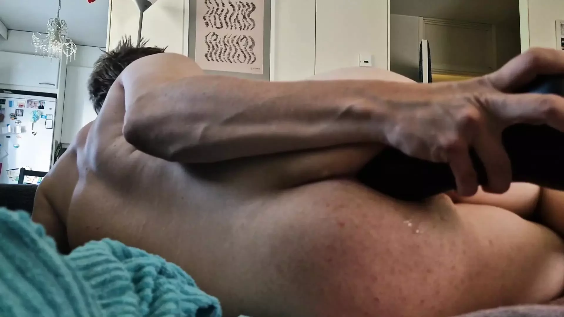 Ik kon geen nee zeggen om mijn rondborstige te neuken met mijn 20 centimeter lange dildo. Ik vind het heerlijk dat het me volledig vult en mijn buik puilt