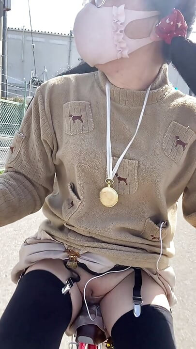 No128 Излагане на лепенки и колоездене край пътя