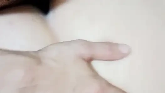 Mısırlı bir kadın bir banka çalışanıyla eğlenmenin tadını çıkarıyor.