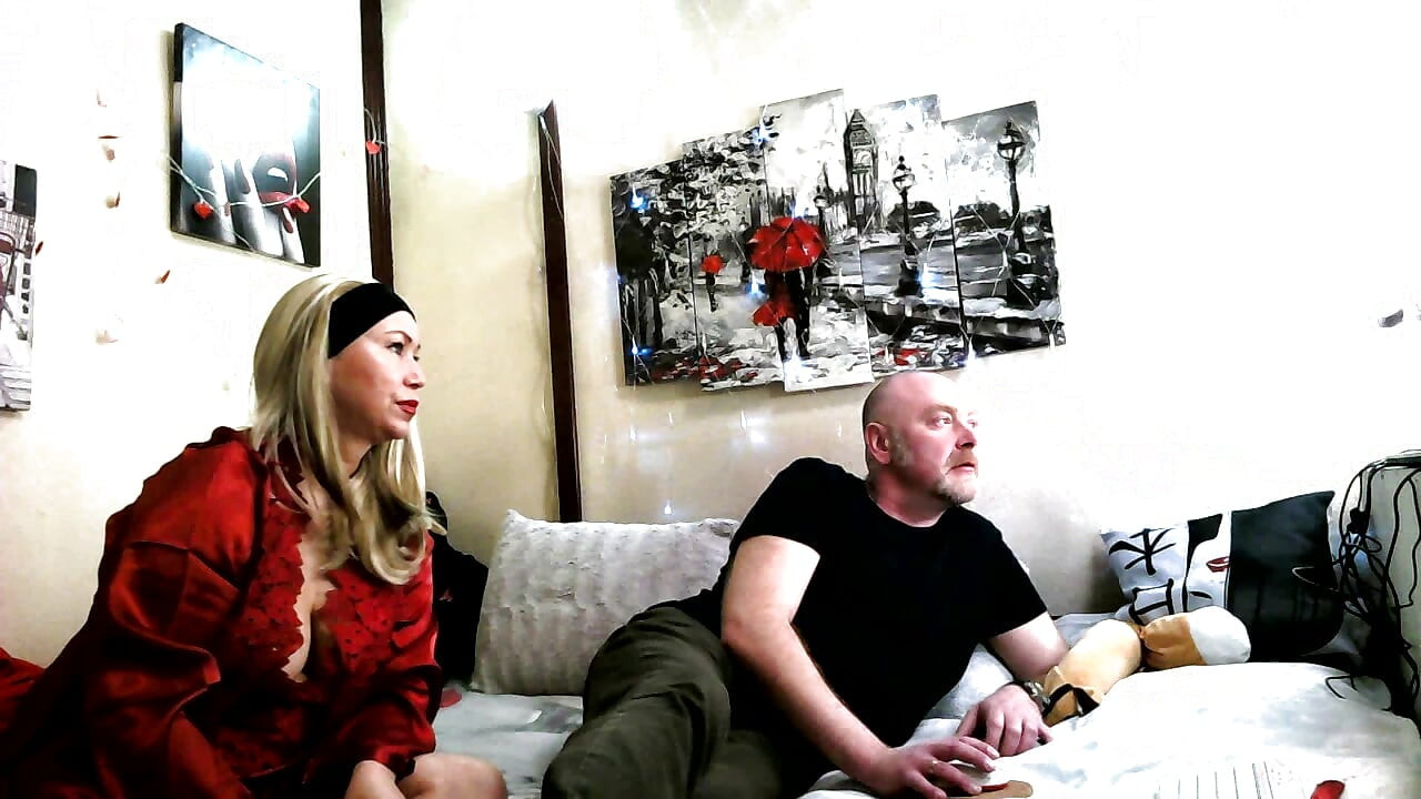Szopás, kutyapózolás, idős házastársak beszélgetése, fasz a punciban közelről és csak egy gyönyörű érett szőke hosszú hajjal!