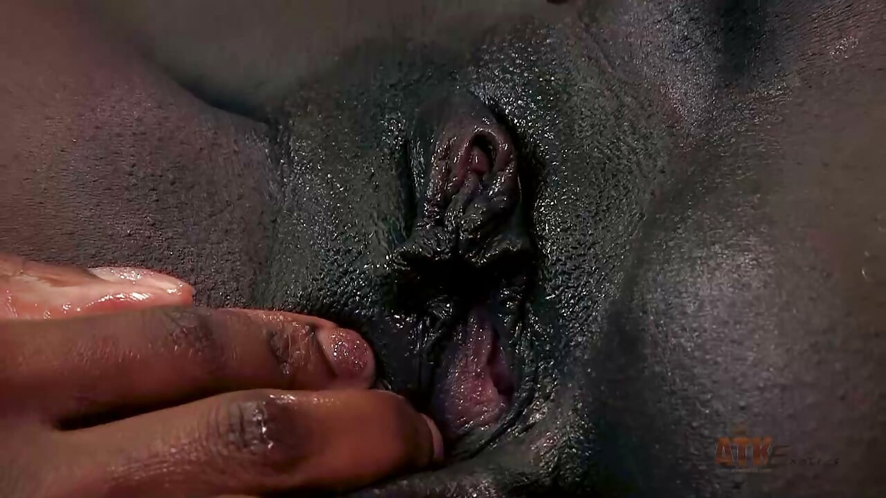 Kay Love Mørkhudet babe smører sin barberede fisse og gnider sig til orgasme med vibrator