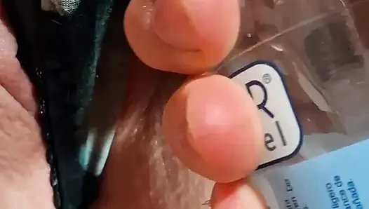 Играет с ее клитором