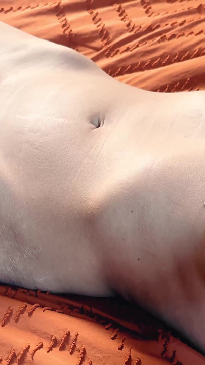 ピアスをした乳首のMILFが裸で横になりながら小柄な胸を弄ぶ | クリップ 1