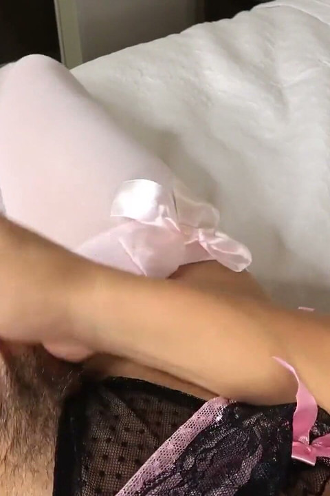 Matură sexy transsexuală Kristen Kraves se masturbează!
