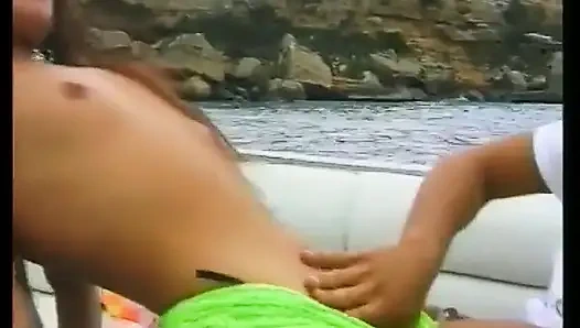 Dua teman sedang berlibur di ibiza dan ngentot cewek-cewek hot.