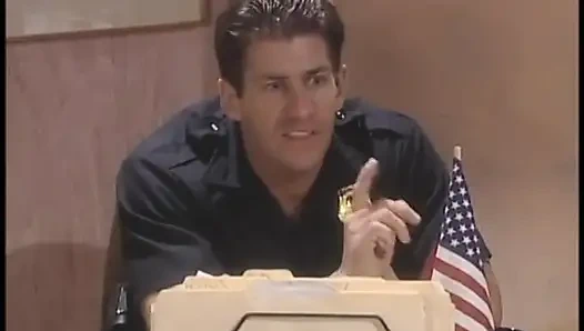 Büyük memeli şehvetli sarışın masada amını siktiriyor