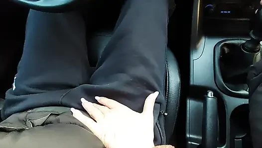 Elegante reife frau nimmt morgens ein Taxi, um ins Büro zu gehen.