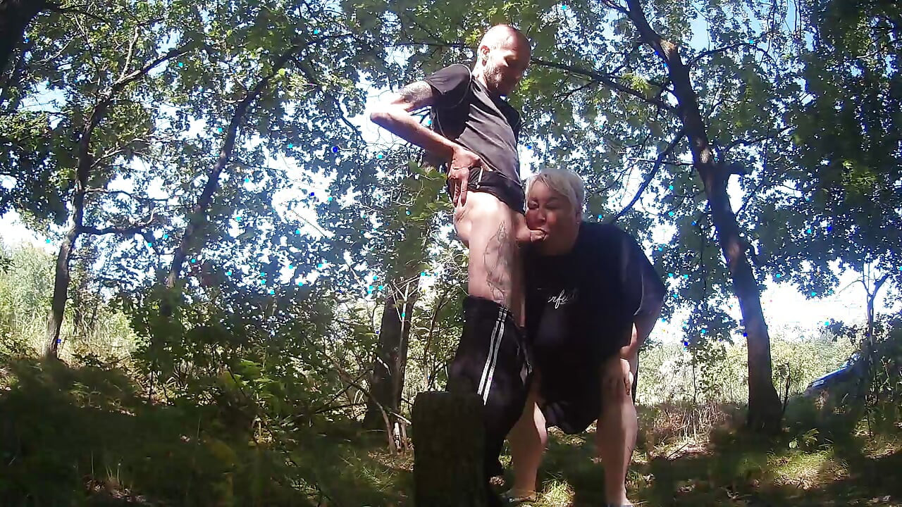 girlfriend gives a public blowjob in the park