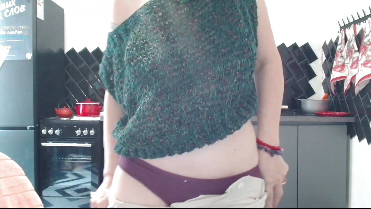 胸に唾を吐きかけて毛深い膣に流れていく