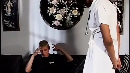 Mükemmel zenci hemşire yarak emiyor ve harika bir orgazm için biniyor