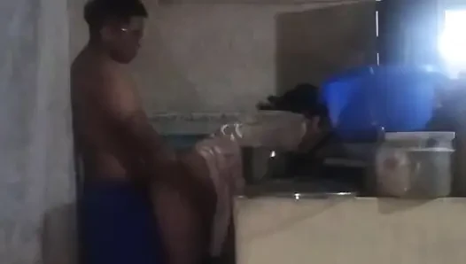 Der chef kommt in die küche, um mich zu ficken, sein schwanz erregt mich