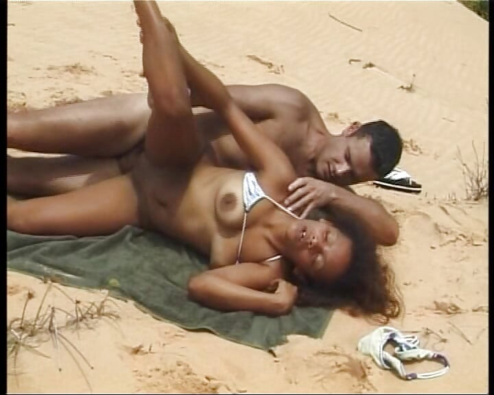 Μαύρη από τη Γερμανία γαμήθηκε στην παραλία