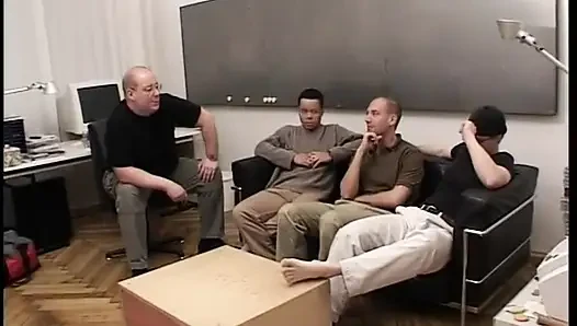 Sıska Asyalı fahişe grup sekste çok kötü sikiliyor