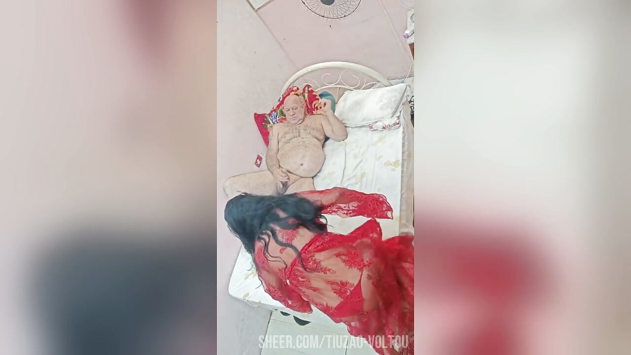 SEDUCTIVE BRUNETTE WANTS CROWN