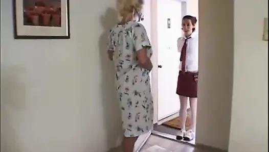 Lesbian pirang milf menjilati memek dildo bermain dengan gadis kampus seksi