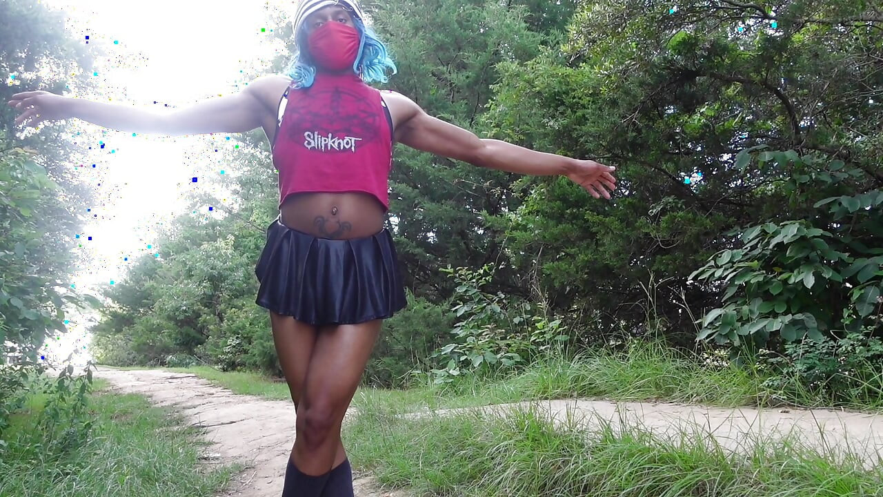 Femboy Mika Kawaiii, twerking public risqué sur des sentiers de randonnée