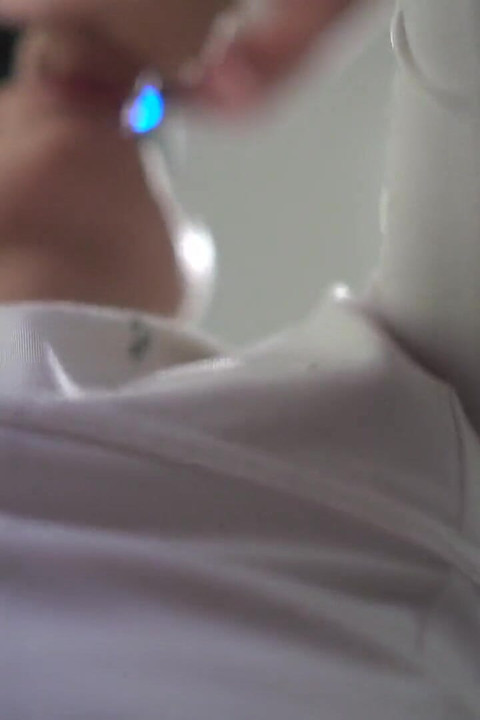 그는 녹아내리며 만족스러운 표정을 짓는다