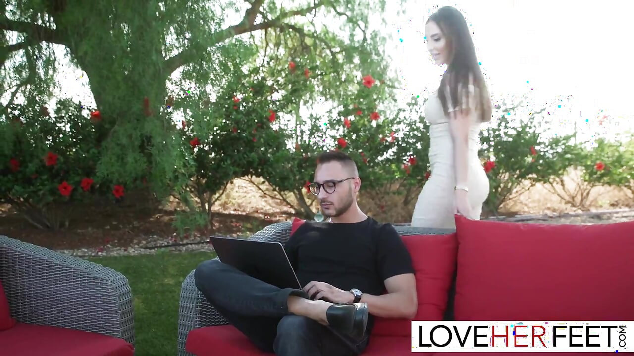 Το όμορφο μωρό Melissa Stratton καβαλάει πούτσα αφού της γλείφει τα πόδια