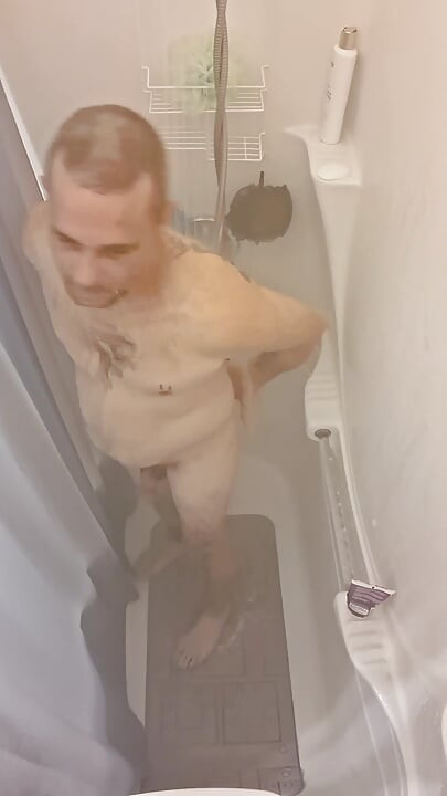 Dubesnackes, “淋浴时间”, 用肥皂泡擦遍我的身体, 然后通过摩擦一根鸡巴来确保我的鸡巴干净.