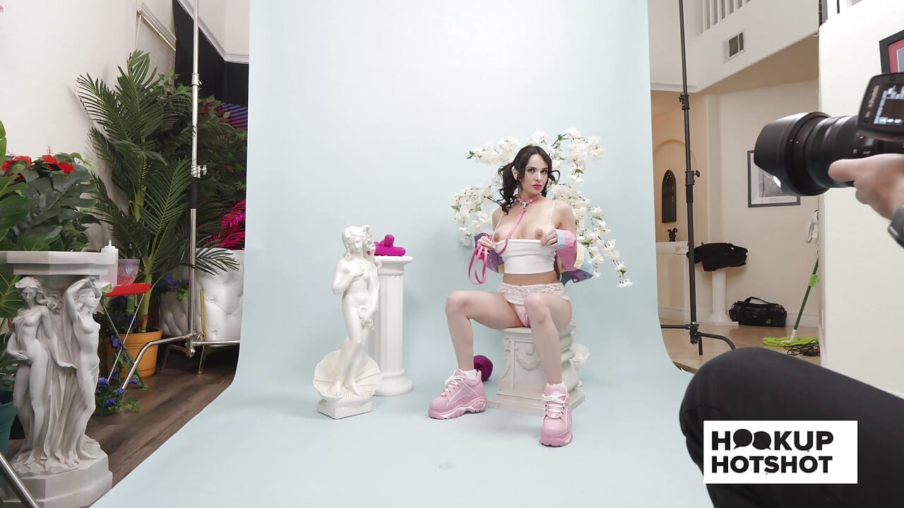 BTS - Aviana Violet probează ținutele într-un moment de culise flirt!
