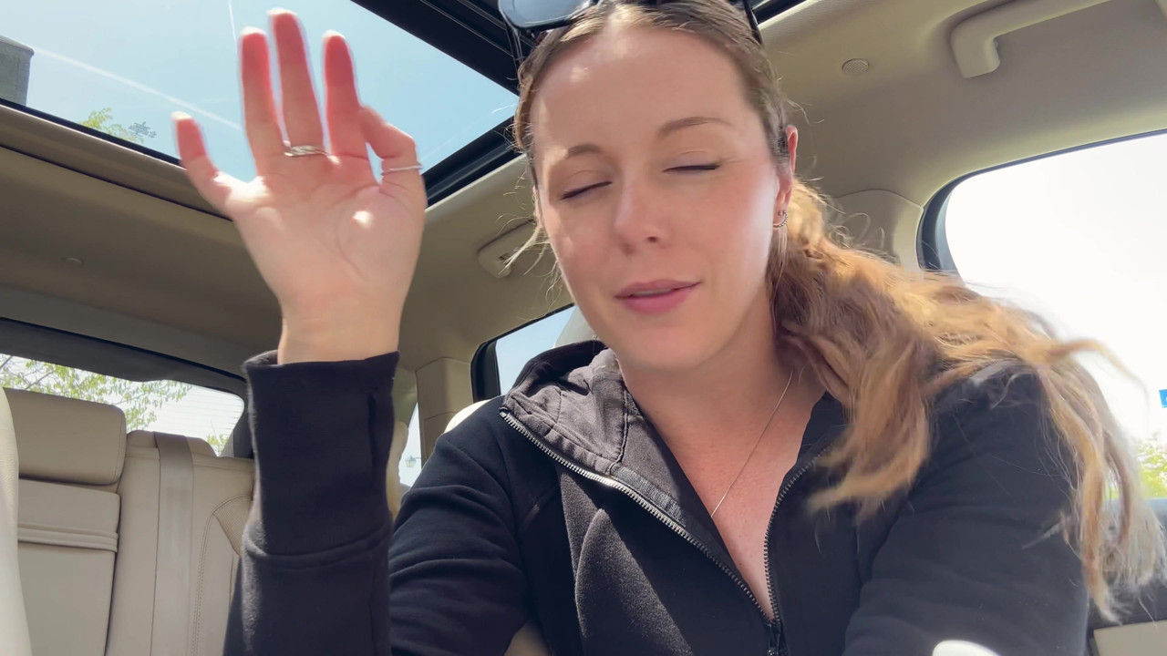 愛車の後部座席でピンクのディルドでオナニー