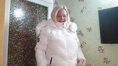 Płaszcz zimowy pokaz fetysz, garb i tryskanie