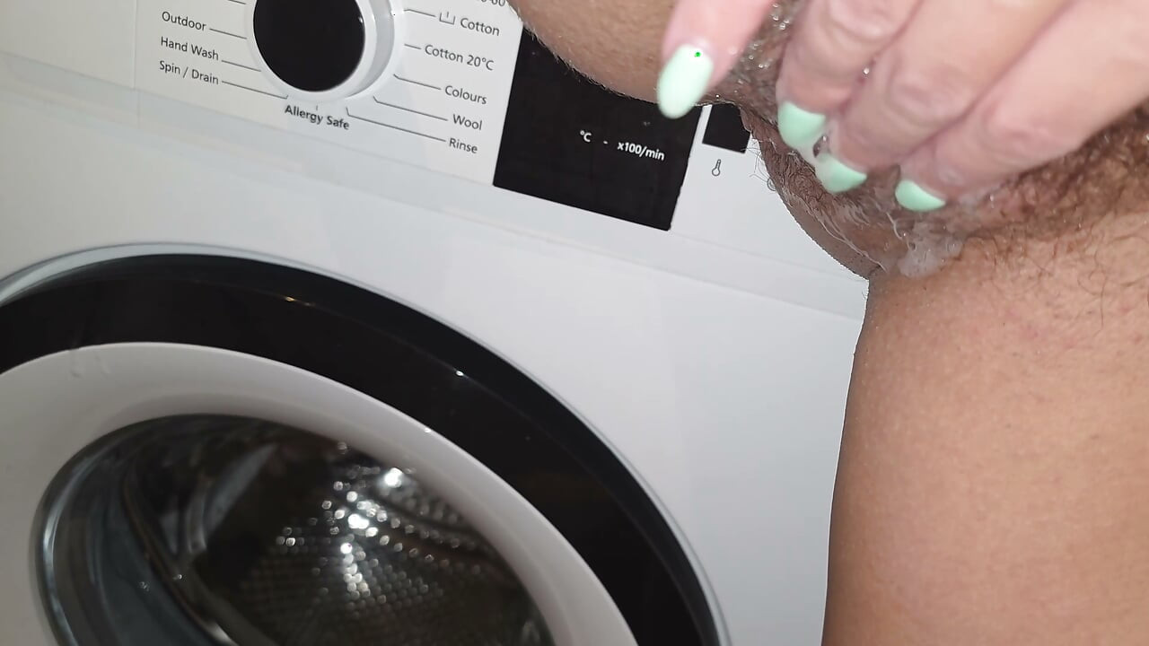 妻がバスタブでリラックスしているところに俺が突き入れ、膣内にたっぷり中出しした