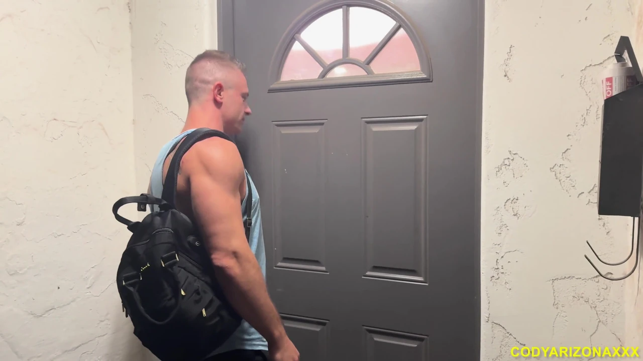 Ürkütücü masaj terapisti kaslı 31 talimatını anal masaja sokuyor