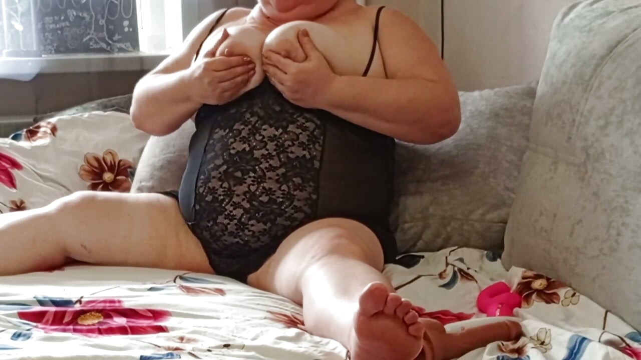 A Neighbor with a Big Ass, a Hairy Cunt and Huge Tits Staged a Sex Show