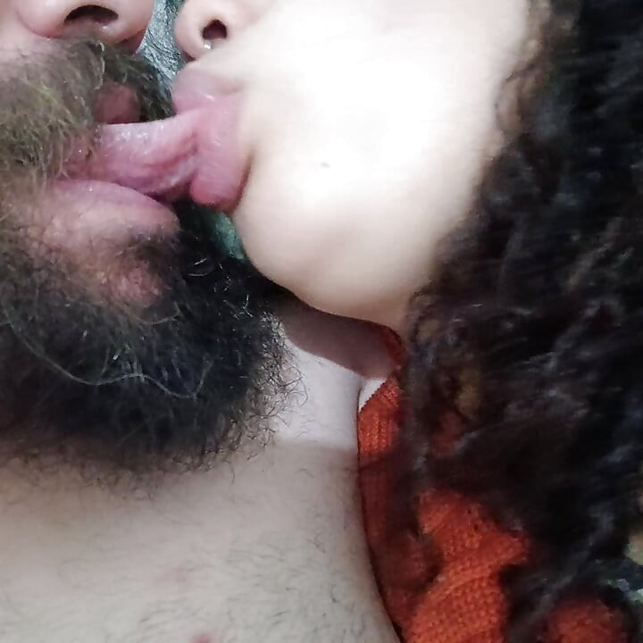 TONGUE KISS, SLUT WITH HER FULL LIPS AND SEXY FUCKING HER LITTLE MOUTH