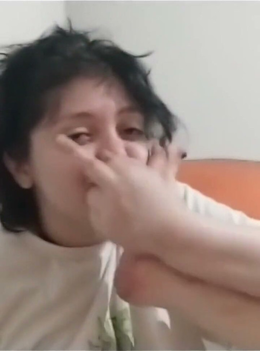 Dua amputee lagi asik nyepong fetish kakinya