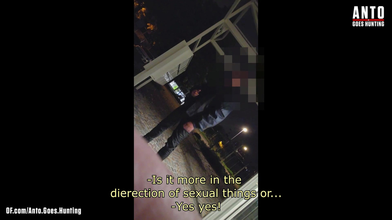 另一个保安走近并说服