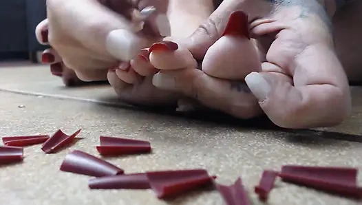 Отрезание длинных ногтей на ногах