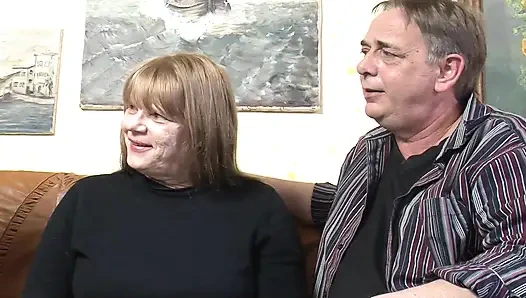 Seks threesome sama pelacur semok jerman dan nenek sange yang berbagi kontol