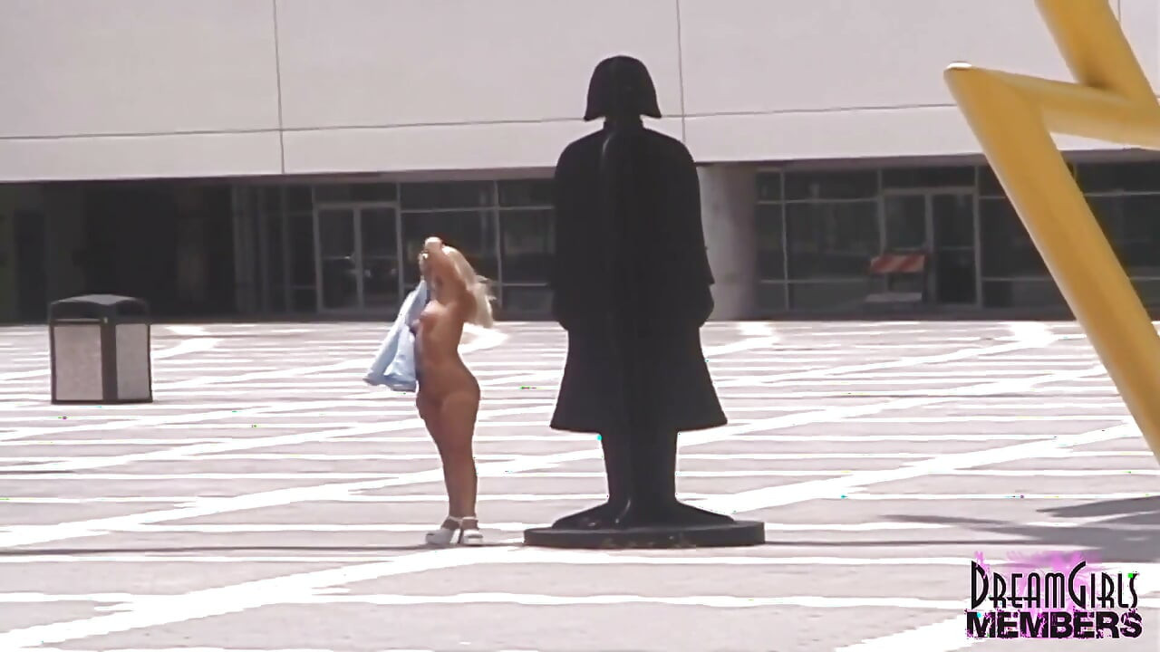 Calda bionda e nuda a tampa