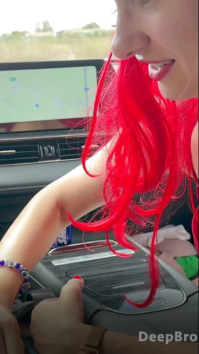 红发女郎在车里深喉大黑，手指紧握