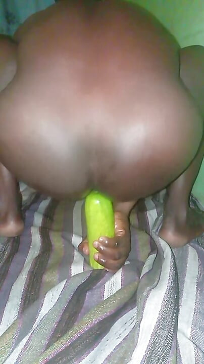 Cowok sange ini dientot habis-habisan sama kontol raksasa pria kulit hitam