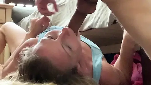 Balls Deep давится, как он выстреливает огромную порцию спермы в ее глотку