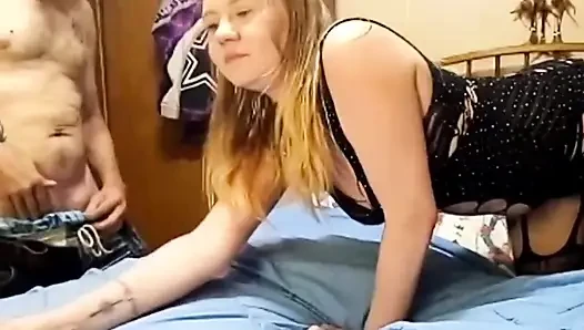 Сосет член перед зрителями