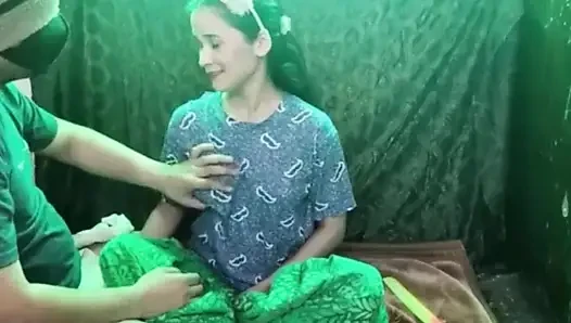 Ketika kakak ipar datang dengan kartu pernikahannya, kakak ipar menangkapnya di hotel, menidurinya dan membuatnya hamil.