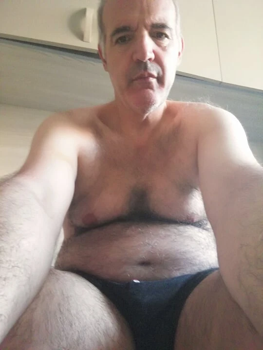 我用我朋友的内裤撸我的鸡巴，他仍然是一个处女。