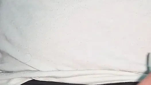 Gözlüklü iç çamaşırı ovuyor