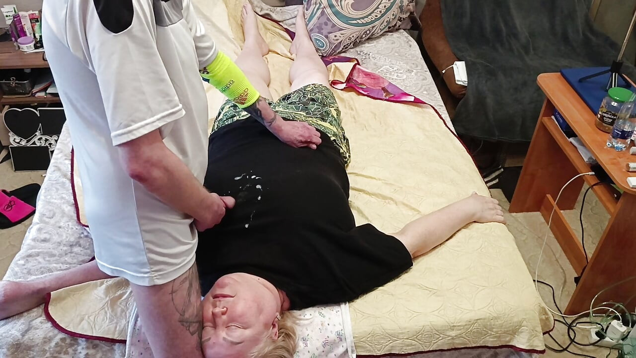 Honím si ptáka a šukám macechu do pusy, abych se na ni vystříkal